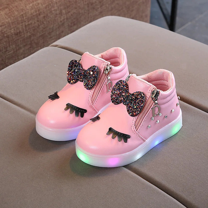 Tênis Infantil de Couro com Strass e Luzes LED: O Toque de Magia que Sua Pequena Merece