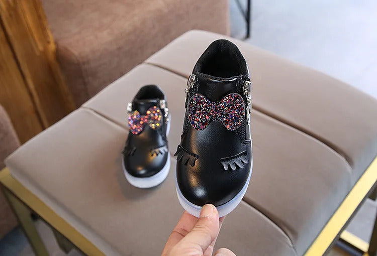 Tênis Infantil de Couro com Strass e Luzes LED: O Toque de Magia que Sua Pequena Merece