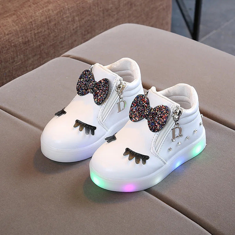 Tênis Infantil de Couro com Strass e Luzes LED: O Toque de Magia que Sua Pequena Merece