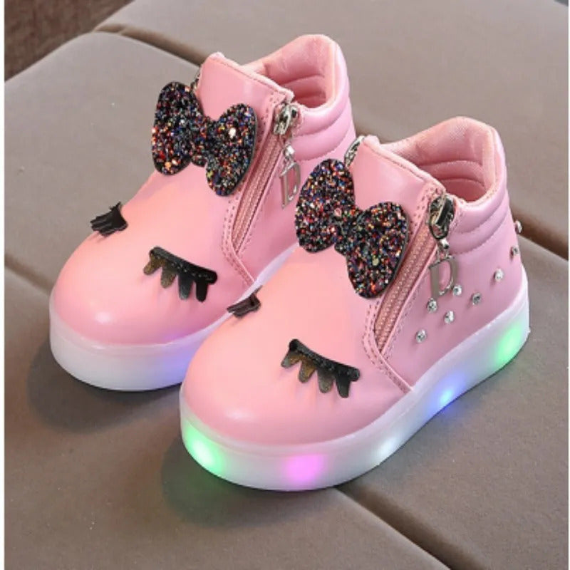 Tênis Infantil de Couro com Strass e Luzes LED: O Toque de Magia que Sua Pequena Merece