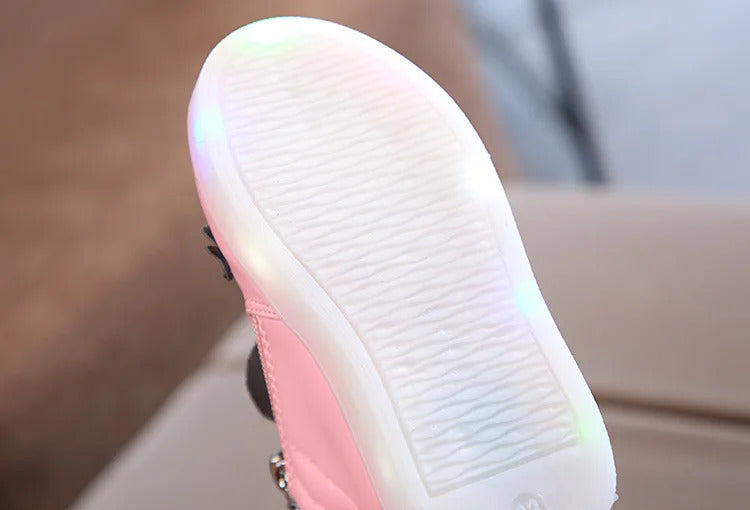 Tênis Infantil de Couro com Strass e Luzes LED: O Toque de Magia que Sua Pequena Merece
