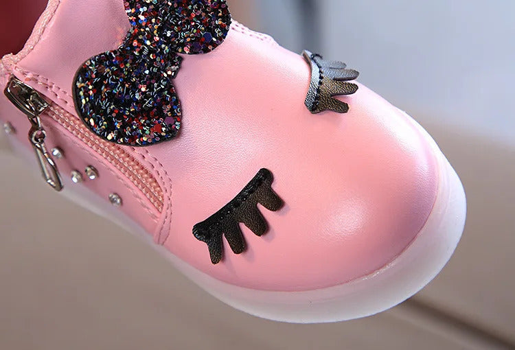 Tênis Infantil de Couro com Strass e Luzes LED: O Toque de Magia que Sua Pequena Merece
