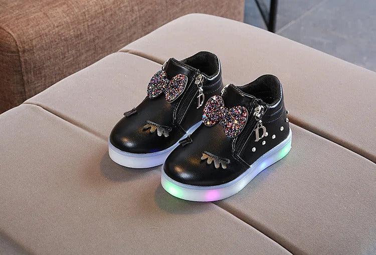 Tênis Infantil de Couro com Strass e Luzes LED: O Toque de Magia que Sua Pequena Merece