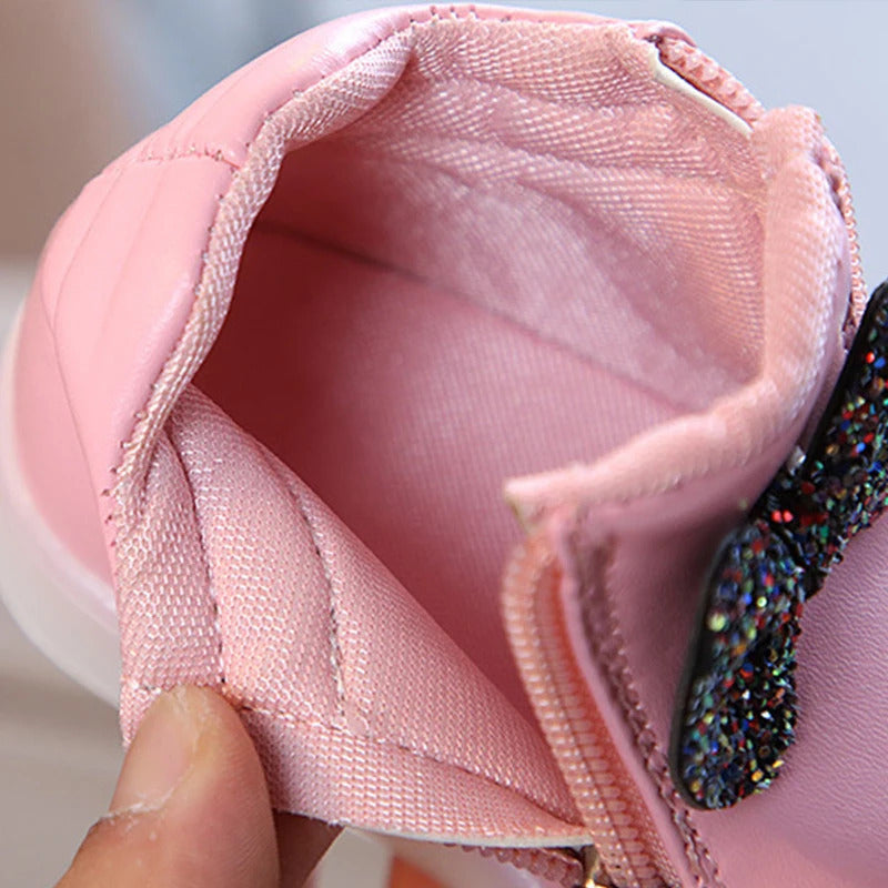 Tênis Infantil de Couro com Strass e Luzes LED: O Toque de Magia que Sua Pequena Merece