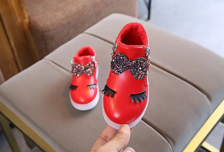 Tênis Infantil de Couro com Strass e Luzes LED: O Toque de Magia que Sua Pequena Merece