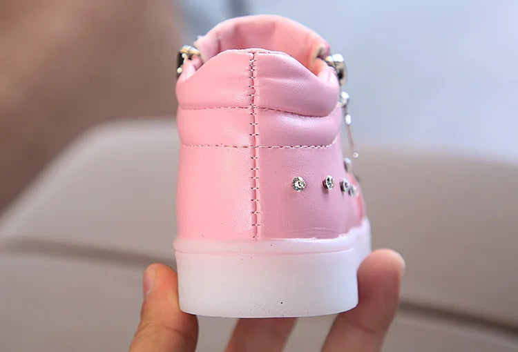 Tênis Infantil de Couro com Strass e Luzes LED: O Toque de Magia que Sua Pequena Merece