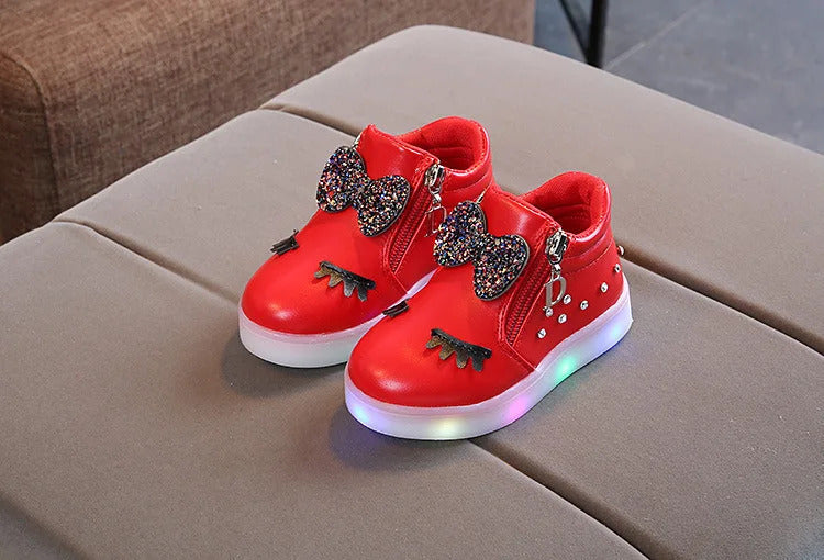 Tênis Infantil de Couro com Strass e Luzes LED: O Toque de Magia que Sua Pequena Merece