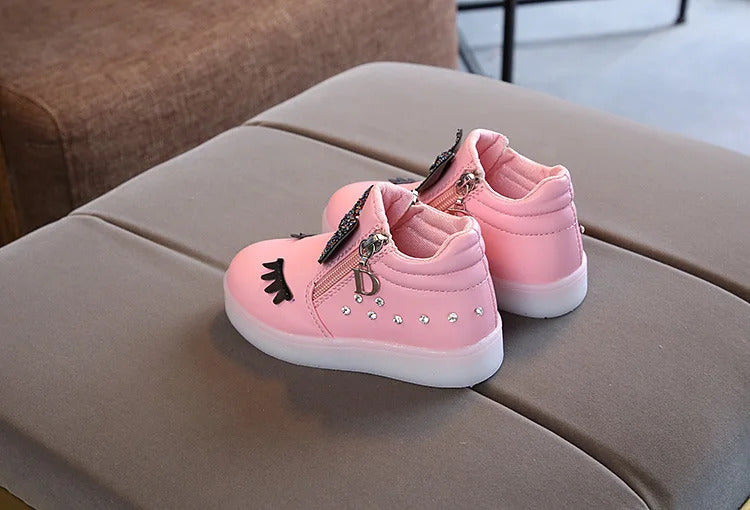 Tênis Infantil de Couro com Strass e Luzes LED: O Toque de Magia que Sua Pequena Merece