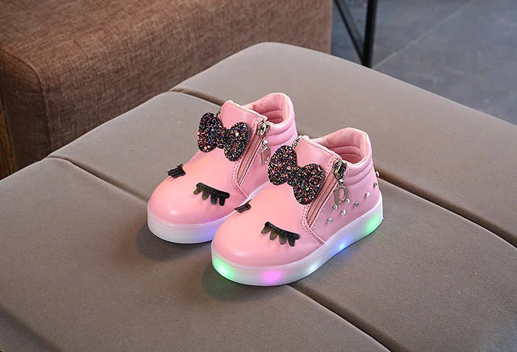 Tênis Infantil de Couro com Strass e Luzes LED: O Toque de Magia que Sua Pequena Merece