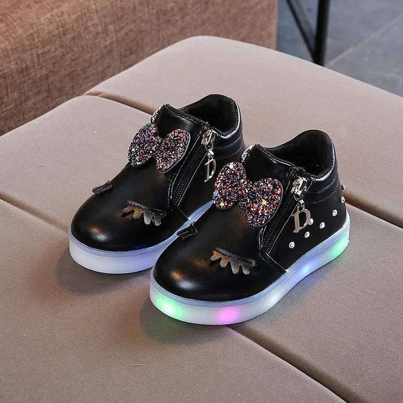 Tênis Infantil de Couro com Strass e Luzes LED: O Toque de Magia que Sua Pequena Merece