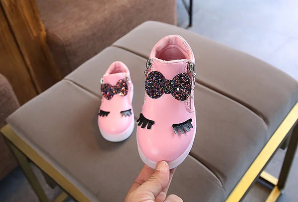 Tênis Infantil de Couro com Strass e Luzes LED: O Toque de Magia que Sua Pequena Merece
