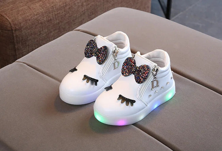 Tênis Infantil de Couro com Strass e Luzes LED: O Toque de Magia que Sua Pequena Merece
